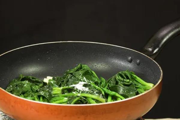 菠菜的名字由来，是因为该蔬菜原产于两千多年前的波斯