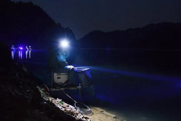 什么是夜钓灯,是一种在晚上使用的垂钓灯具