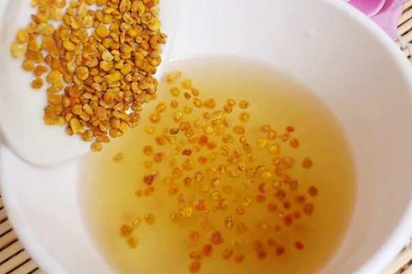蜂花粉的由来，工蜂采集花粉带回蜂巢