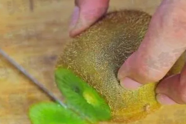 猕猴桃如何去皮，可旋转剥皮、中间剥皮等
