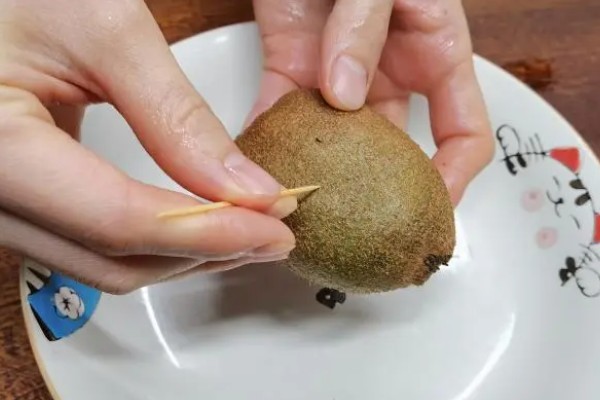猕猴桃如何去皮，可旋转剥皮、中间剥皮等