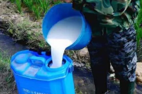 除草剂可以与农药混打吗,可以但要遵循混用原则