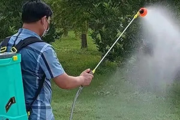 喷雾机的保养方法，对需要润滑的地方添加润滑油