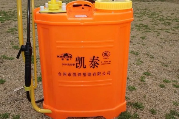 喷雾机的保养方法，对需要润滑的地方添加润滑油