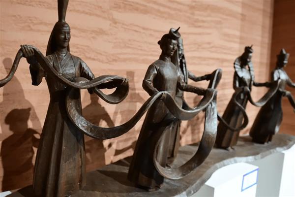 霍林郭勒市的特产,有科尔沁牛、内蒙古挂毯等