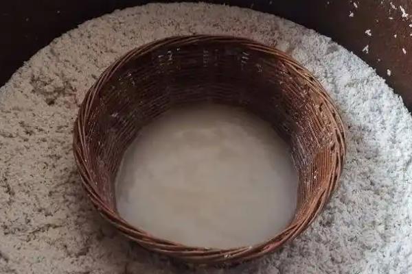 红曲米酒如何酿制，首先清洗干净糯米