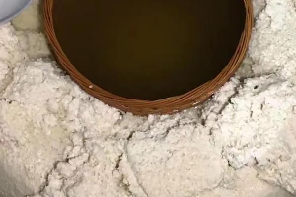 红曲米酒如何酿制，首先清洗干净糯米